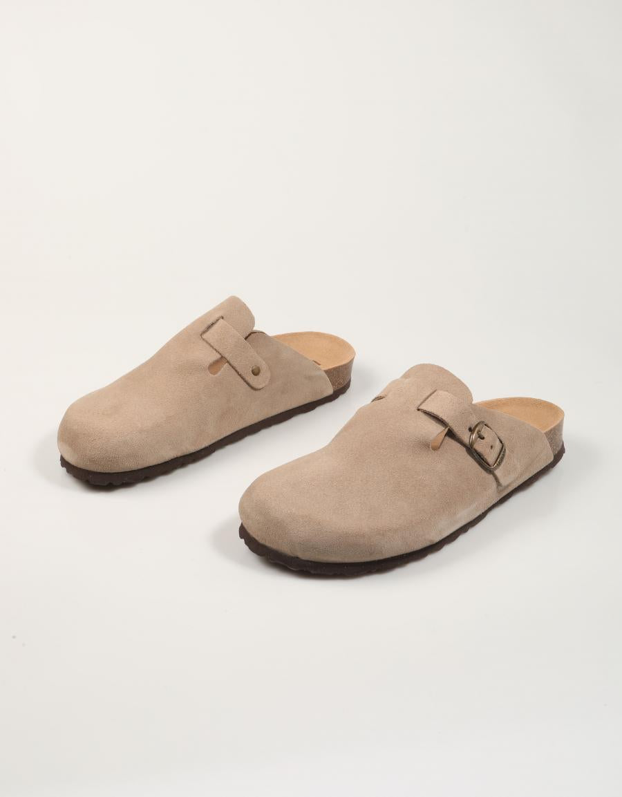 ZUECOS YOKONO ZUECO 599 SERR.PIEDRA en color Beige