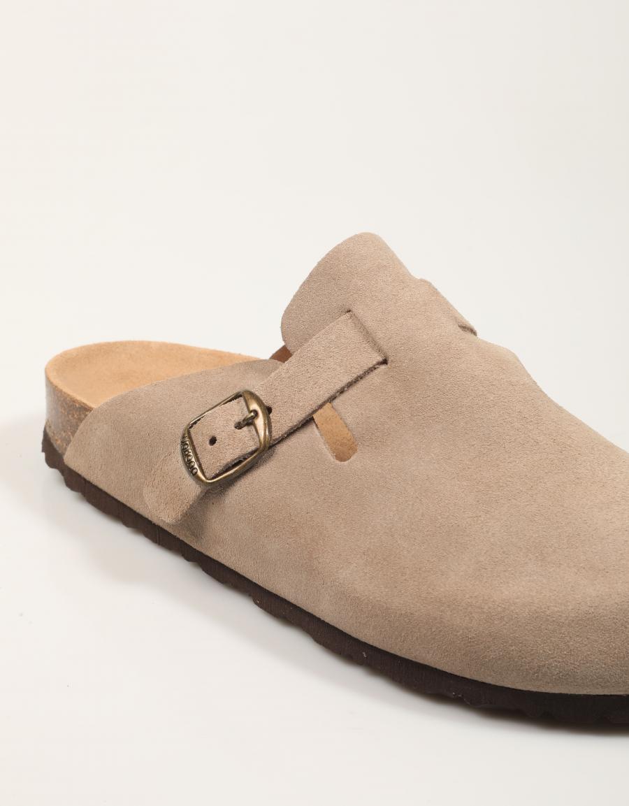 ZUECOS YOKONO ZUECO 599 SERR.PIEDRA en color Beige