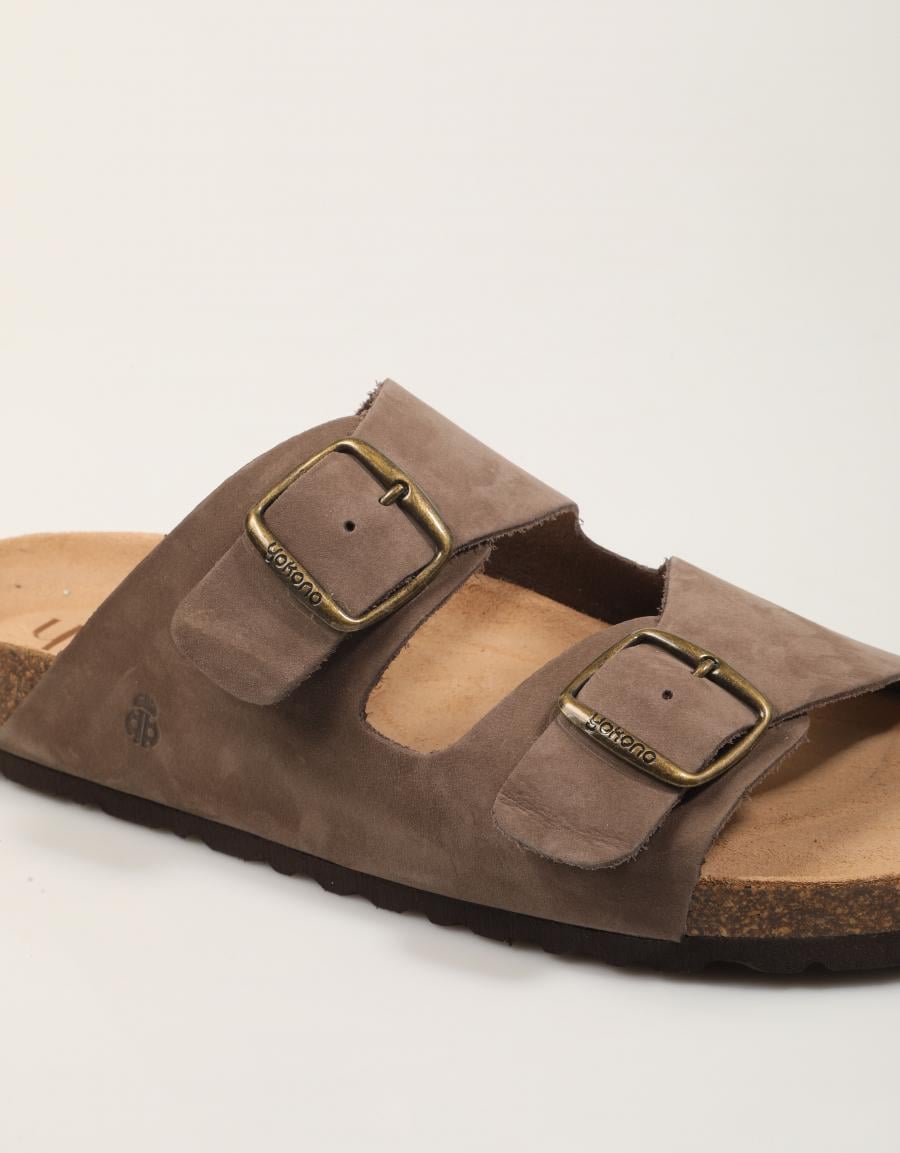 SANDALIAS YOKONO MACAM 150 NOBUCK TABACO en color Taupe