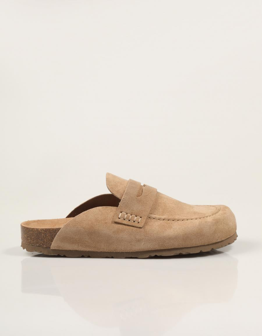 ZUECOS YOKONO ZUECO MOCASIN NOCE en color Beige