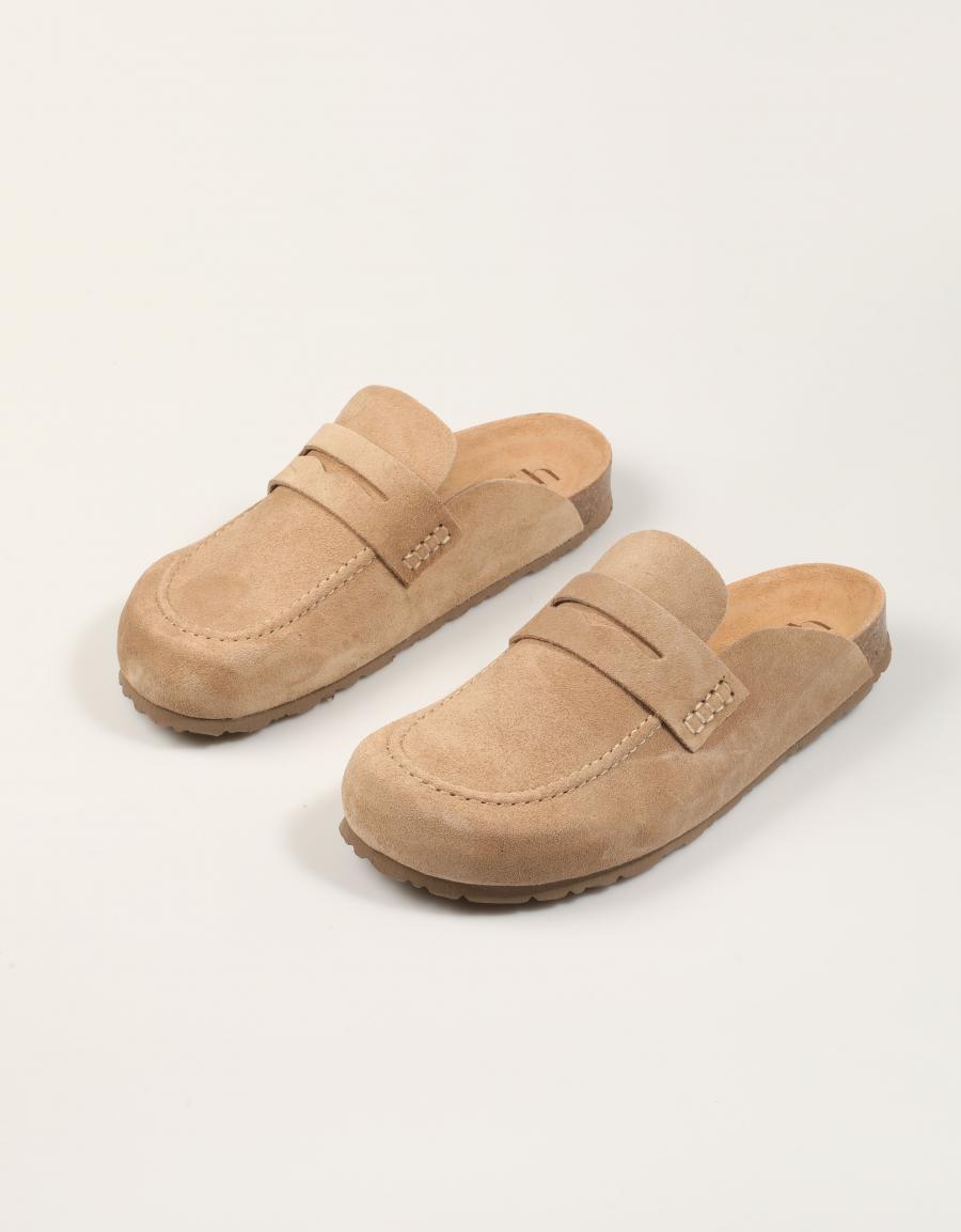 ZUECOS YOKONO ZUECO MOCASIN NOCE en color Beige