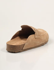 ZUECOS YOKONO ZUECO MOCASIN NOCE en color Beige
