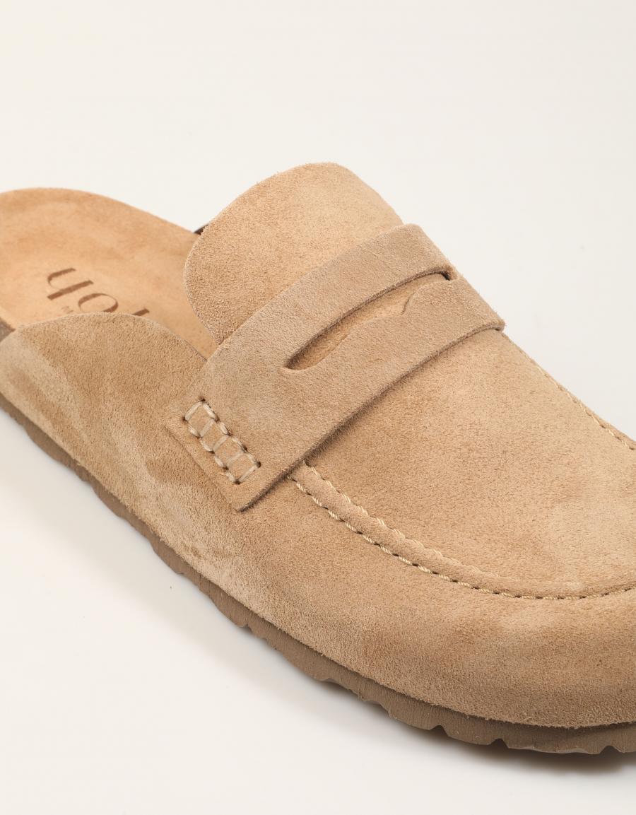 ZUECOS YOKONO ZUECO MOCASIN NOCE en color Beige