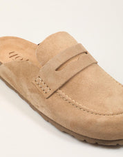ZUECOS YOKONO ZUECO MOCASIN NOCE en color Beige
