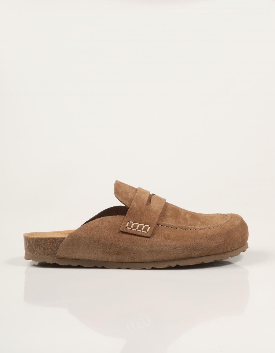 ZUECOS YOKONO ZUECO MOCASIN LODO en color Taupe