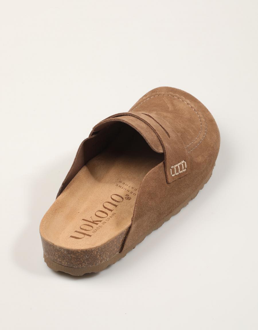 ZUECOS YOKONO ZUECO MOCASIN LODO en color Taupe
