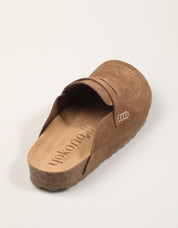 ZUECOS YOKONO ZUECO MOCASIN LODO en color Taupe