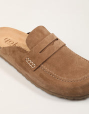 ZUECOS YOKONO ZUECO MOCASIN LODO en color Taupe