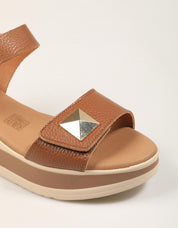 SANDALIAS REBECCA HOPE SANDALIA ROBLE en color Cuero