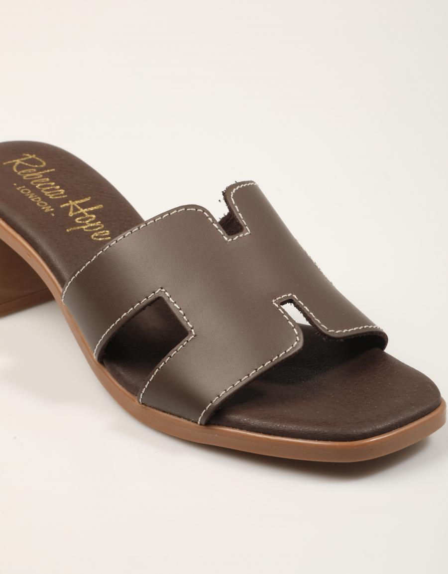 SANDALIAS REBECCA HOPE PALA MARRON en color Marron