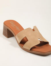 SANDALIAS REBECCA HOPE PALA SERRAJE ARENA en color Beige