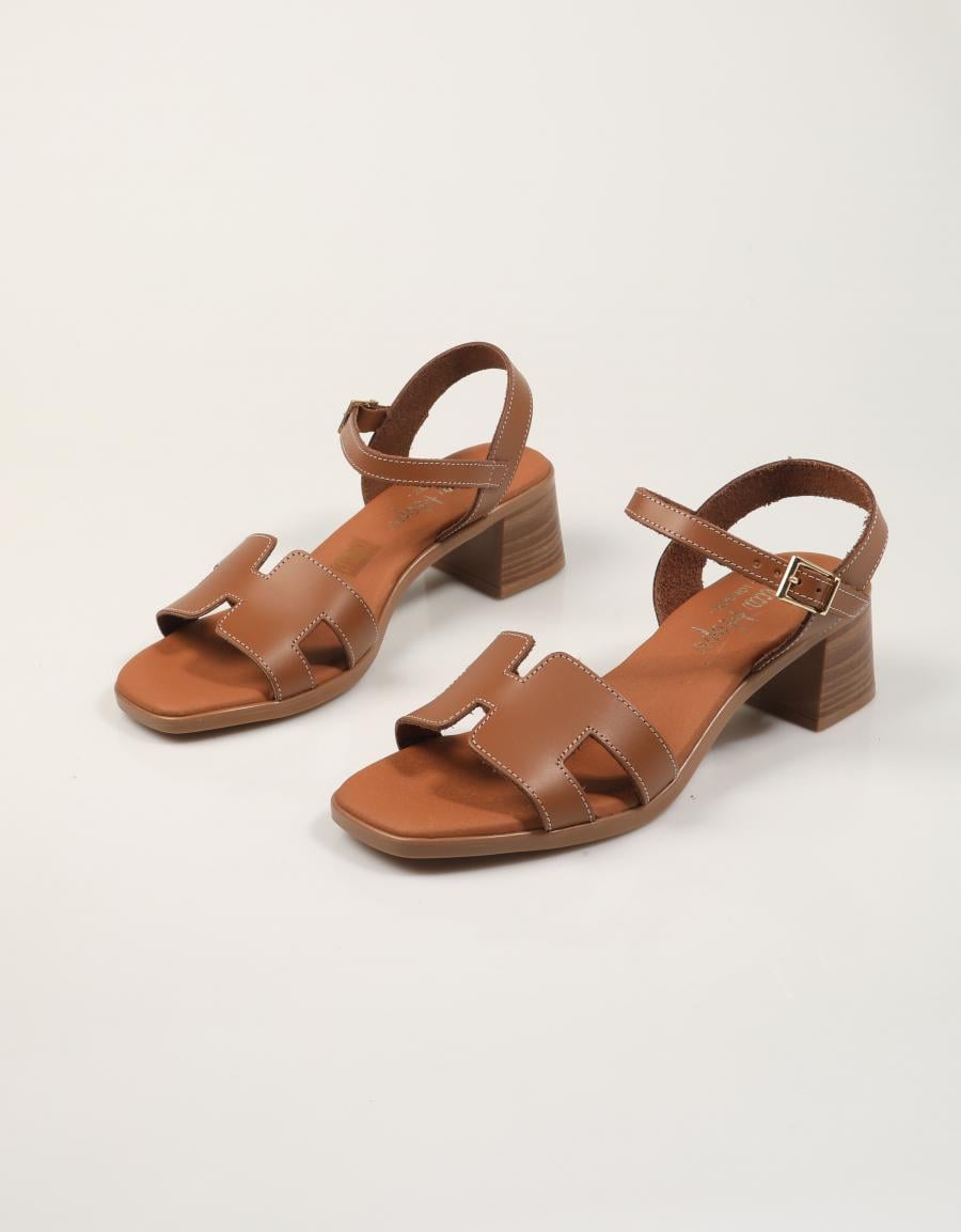 SANDALIAS REBECCA HOPE SANDALIA ROBLE en color Cuero