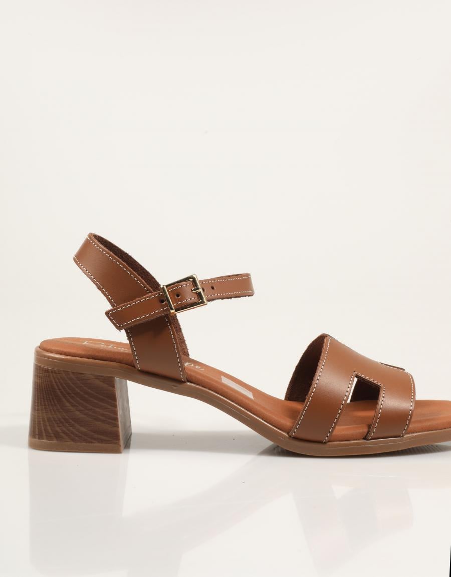 SANDALIAS REBECCA HOPE SANDALIA ROBLE en color Cuero