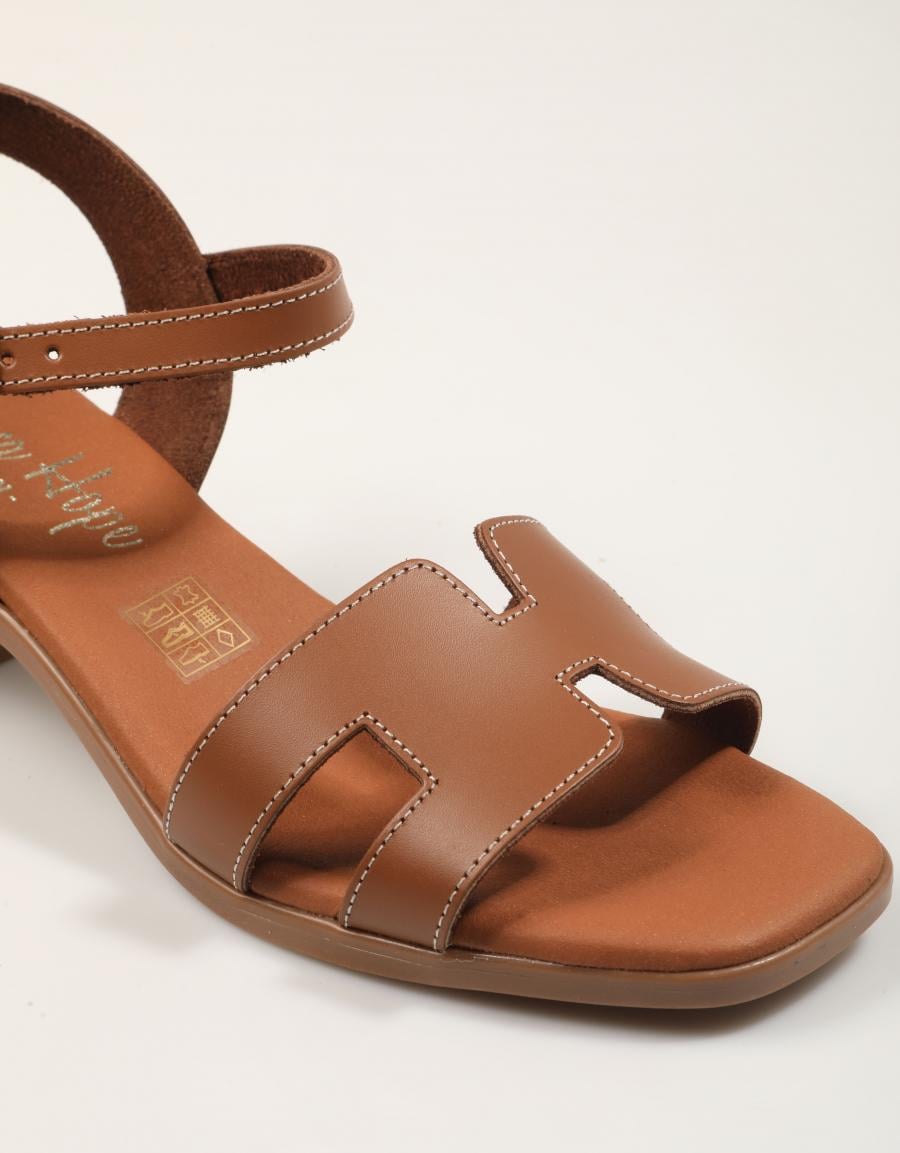SANDALIAS REBECCA HOPE SANDALIA ROBLE en color Cuero