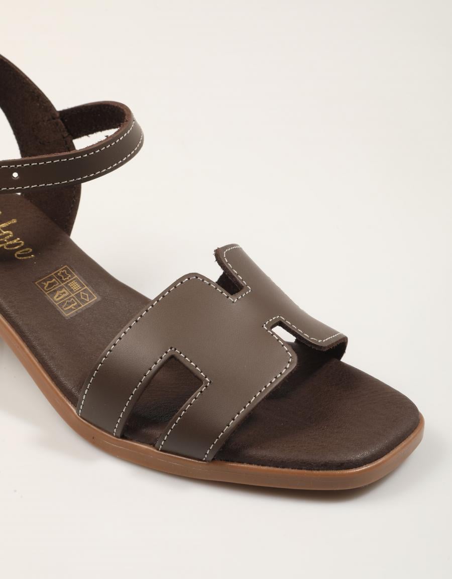 SANDALIAS REBECCA HOPE SANDALIA MARRON en color Marron