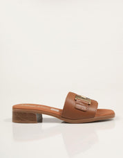 SANDALIAS REBECCA HOPE PALA HEBILLA ROBLE en color Cuero