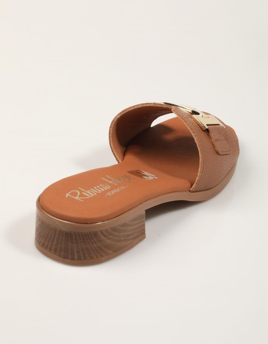 SANDALIAS REBECCA HOPE PALA HEBILLA ROBLE en color Cuero