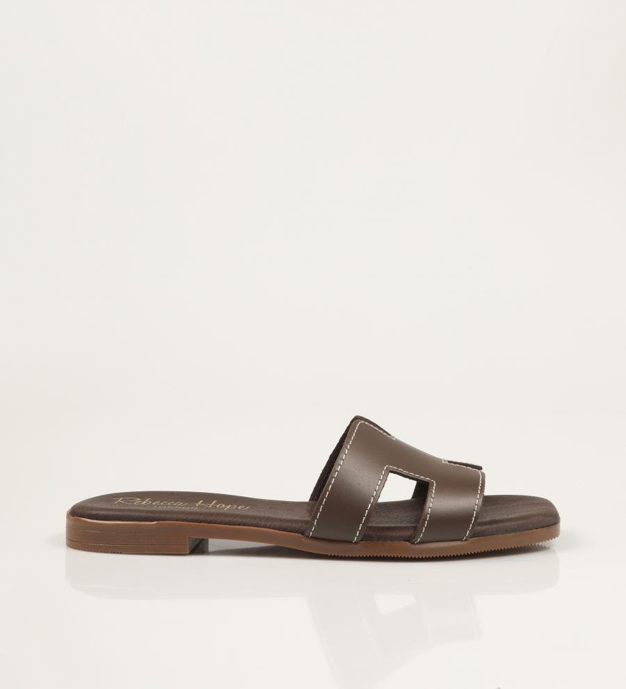 SANDALIAS REBECCA HOPE PALA MARRON en color Marron