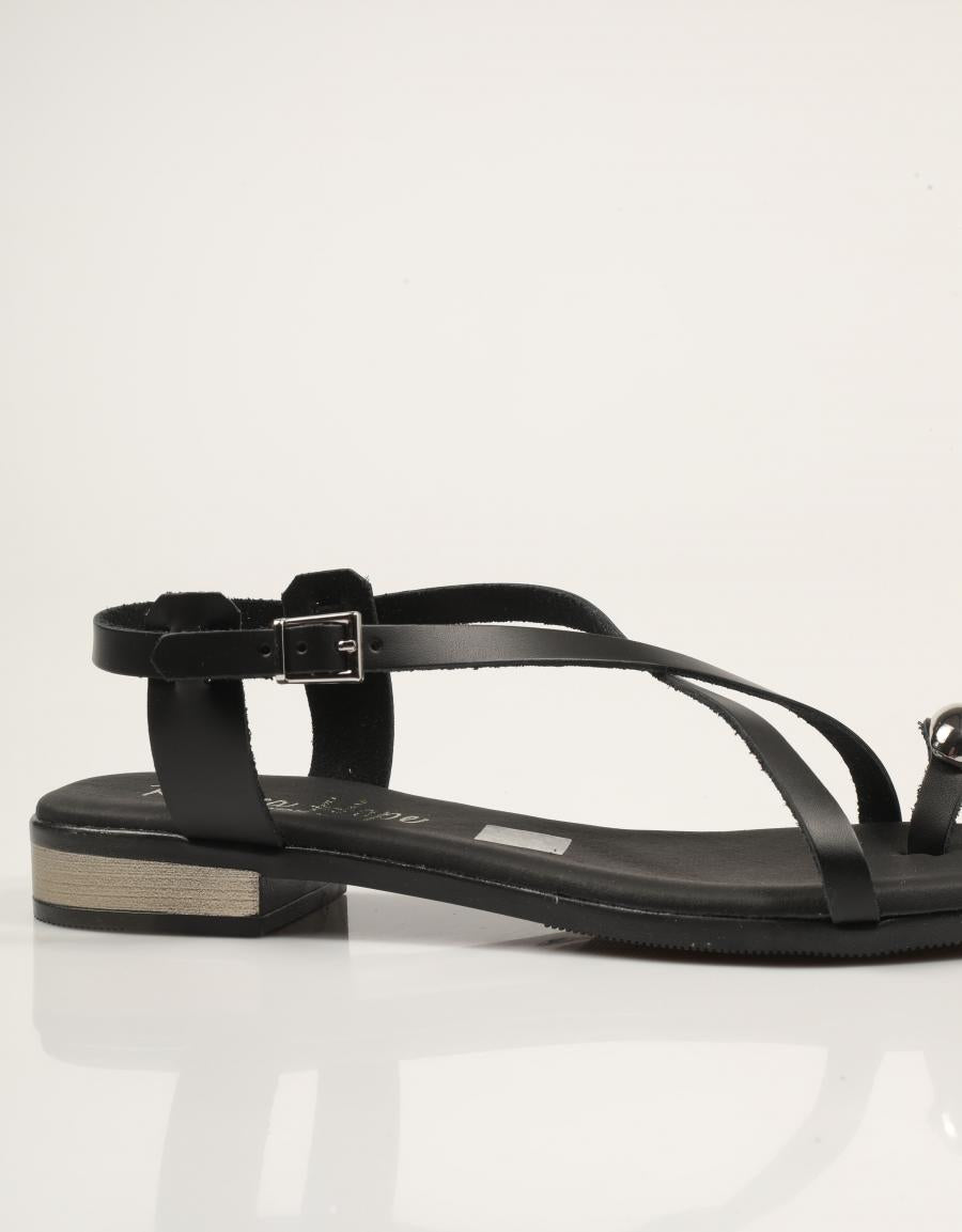SANDALIAS REBECCA HOPE SANDALIA DEDO NEGRO en color Negro