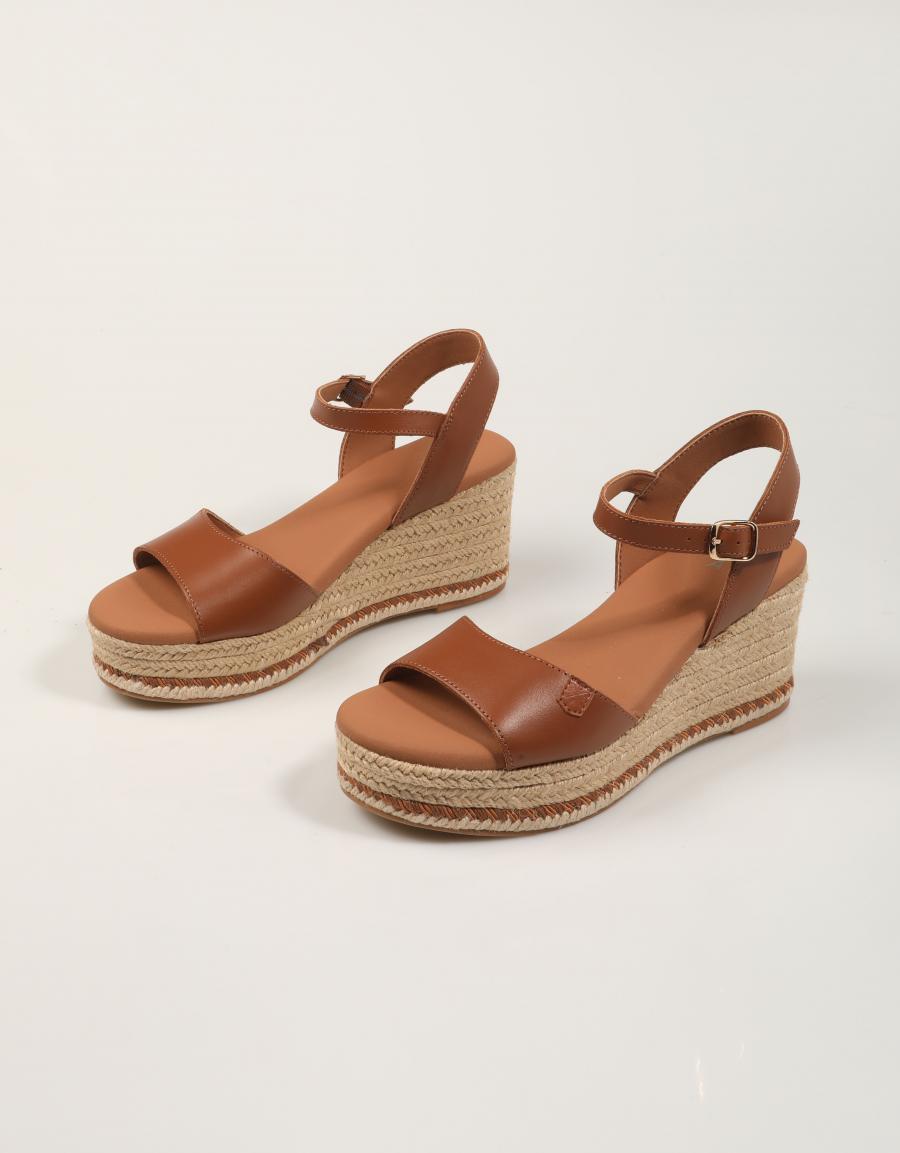 SANDALIAS POPA ARENAL CUERO CB41401 en color Cuero
