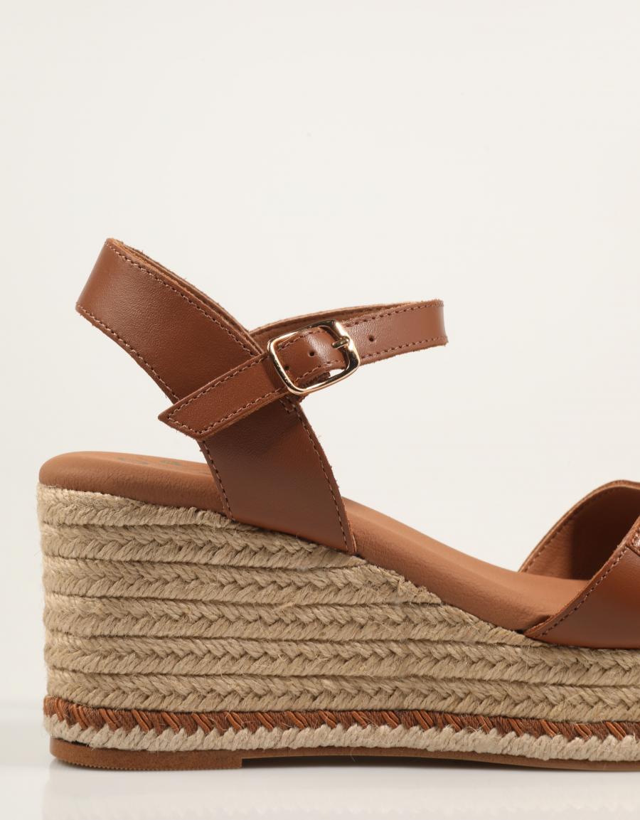 SANDALIAS POPA ARENAL CUERO CB41401 en color Cuero