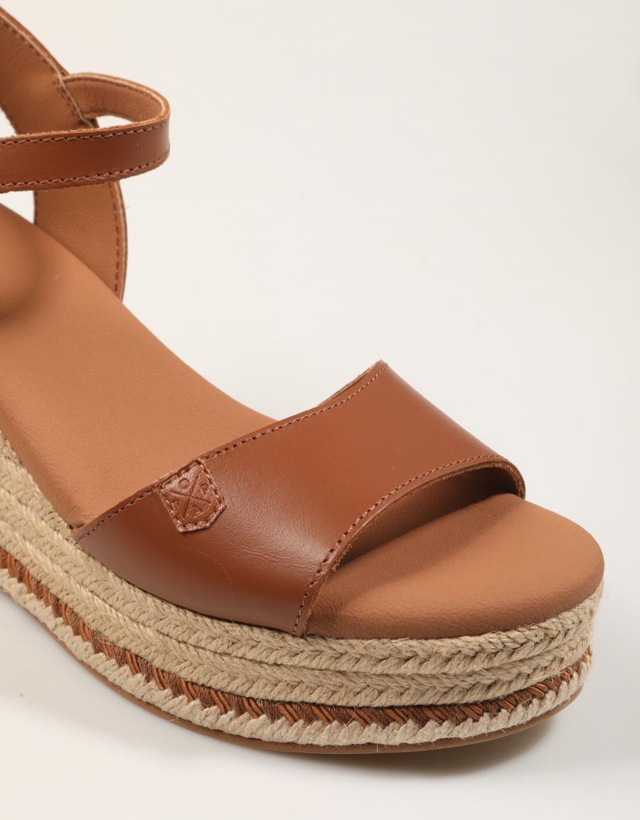 SANDALIAS POPA ARENAL CUERO CB41401 en color Cuero