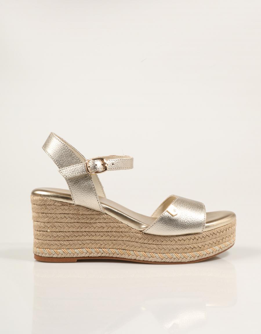 SANDALIAS POPA ARENAL ORO CB41201 en color Oro