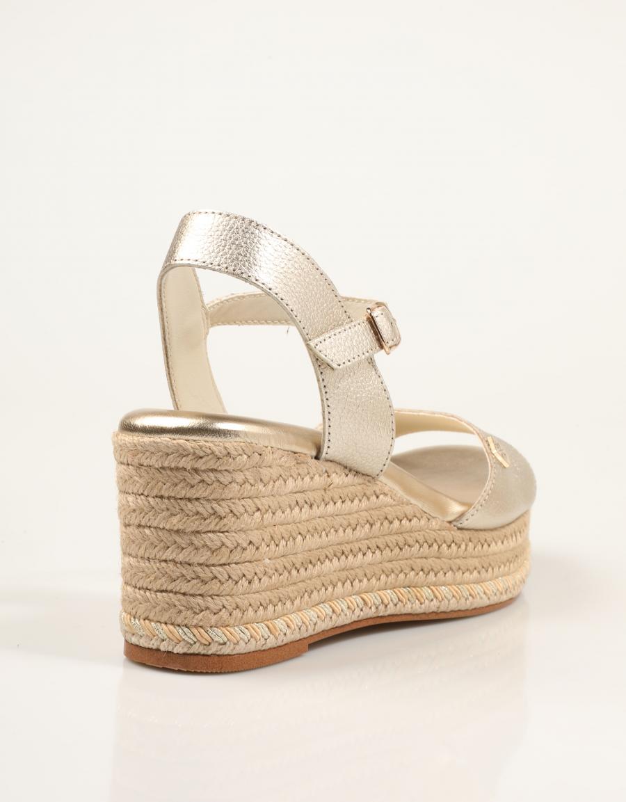 SANDALIAS POPA ARENAL ORO CB41201 en color Oro