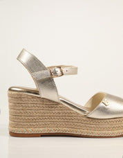 SANDALIAS POPA ARENAL ORO CB41201 en color Oro