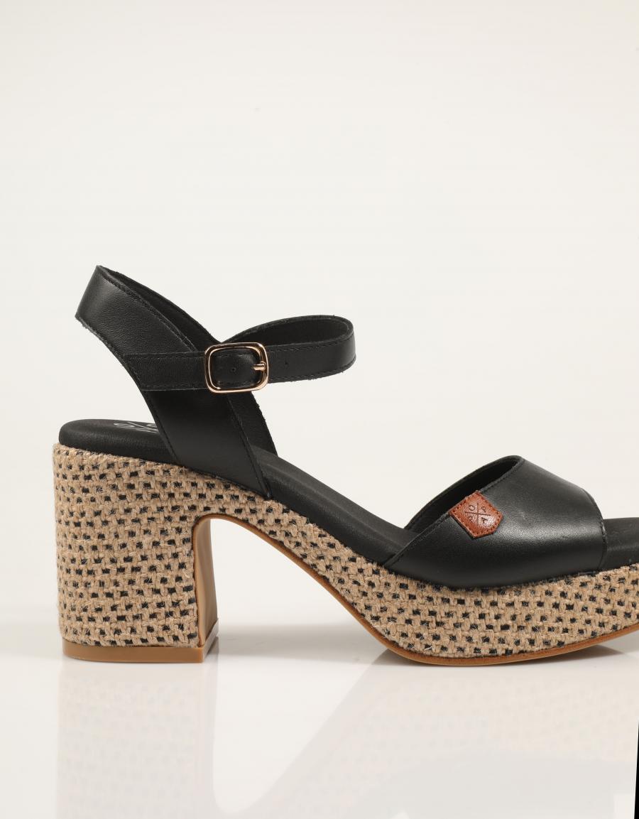 SANDALIAS POPA DAIRA NAPA NEGRO CT47903 en color Negro