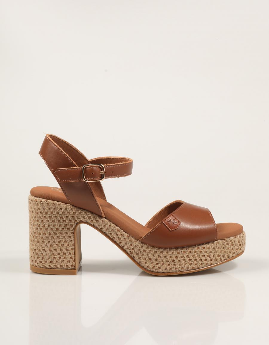 SANDALIAS POPA DAIRA NAPA CUERO CT47902 en color Cuero