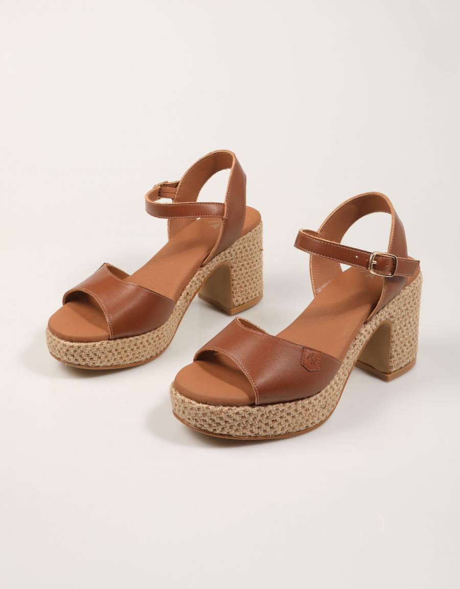 SANDALIAS POPA DAIRA NAPA CUERO CT47902 en color Cuero