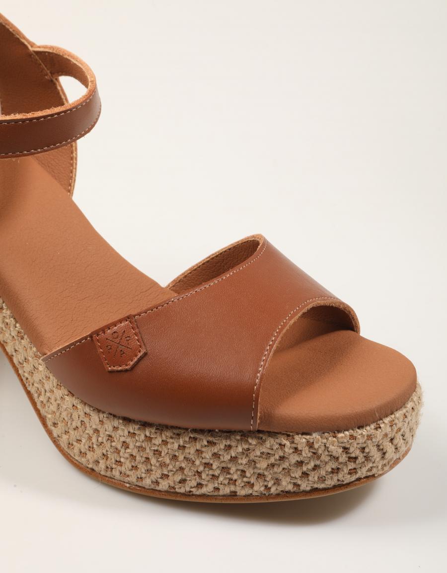 SANDALIAS POPA DAIRA NAPA CUERO CT47902 en color Cuero