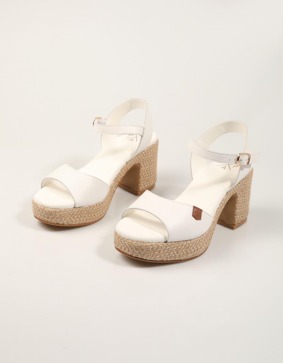 SANDALIAS POPA DAIRA NAPA BLANCO CT47901 en color Blanco