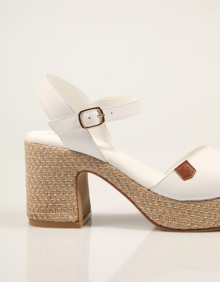 SANDALIAS POPA DAIRA NAPA BLANCO CT47901 en color Blanco