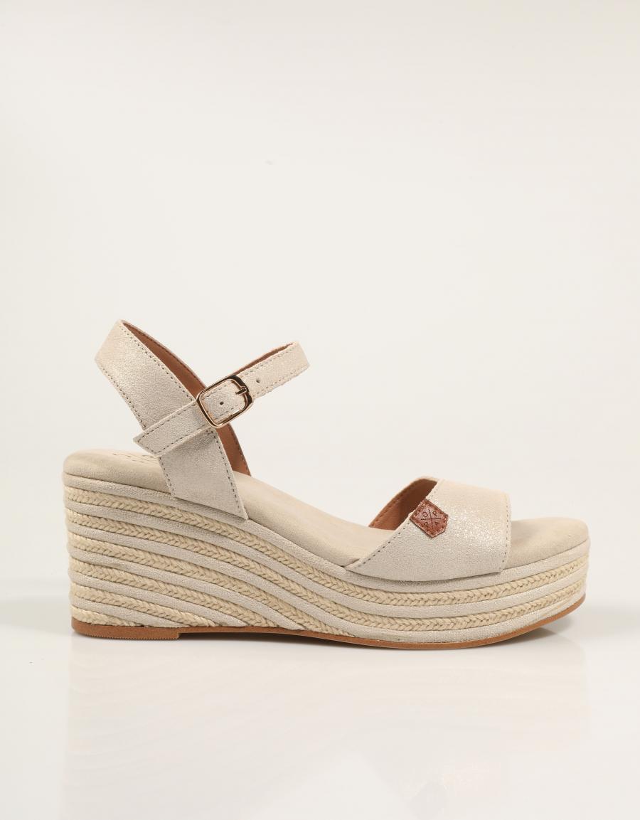 SANDALIAS POPA ARENAL BOREAL ORO CB41101 en color Oro