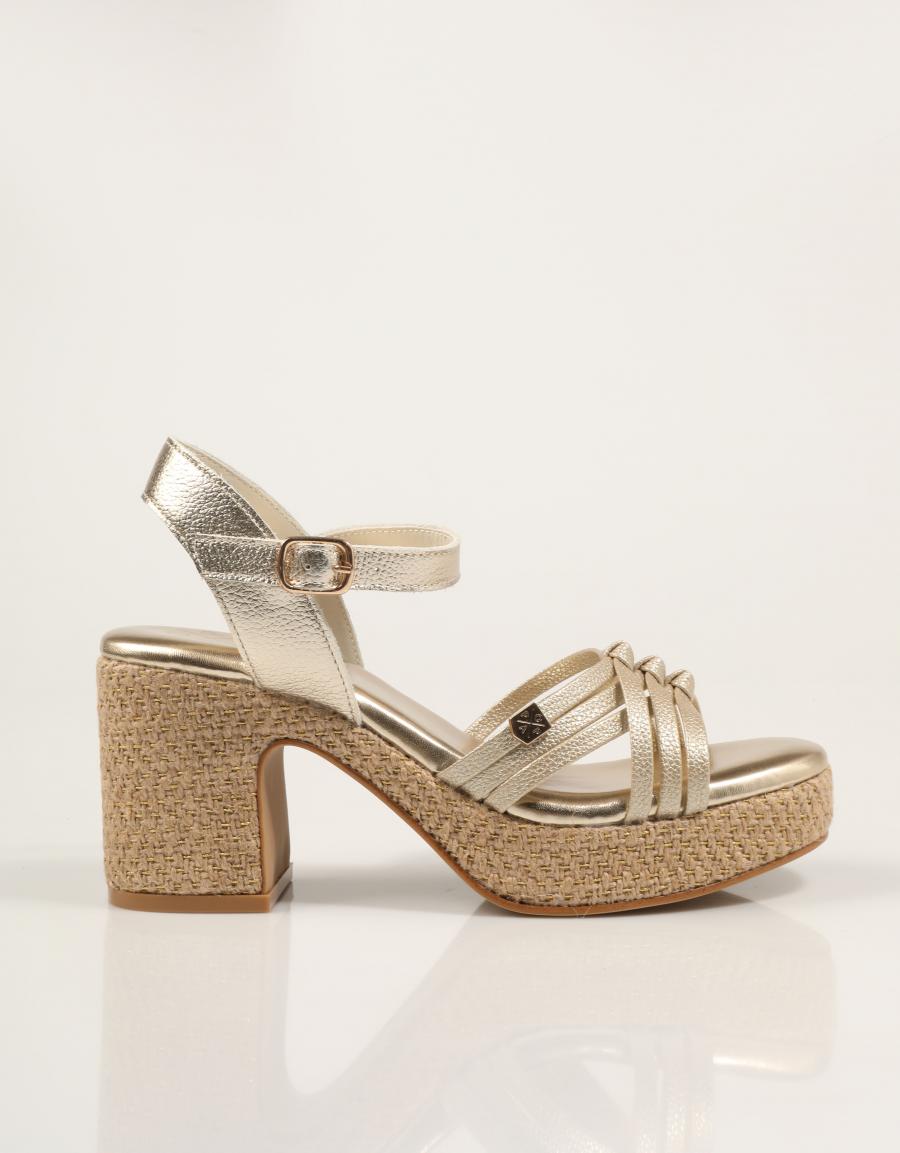 SANDALIAS POPA VALVAS LAMINADO ORO CT51701 en color Oro