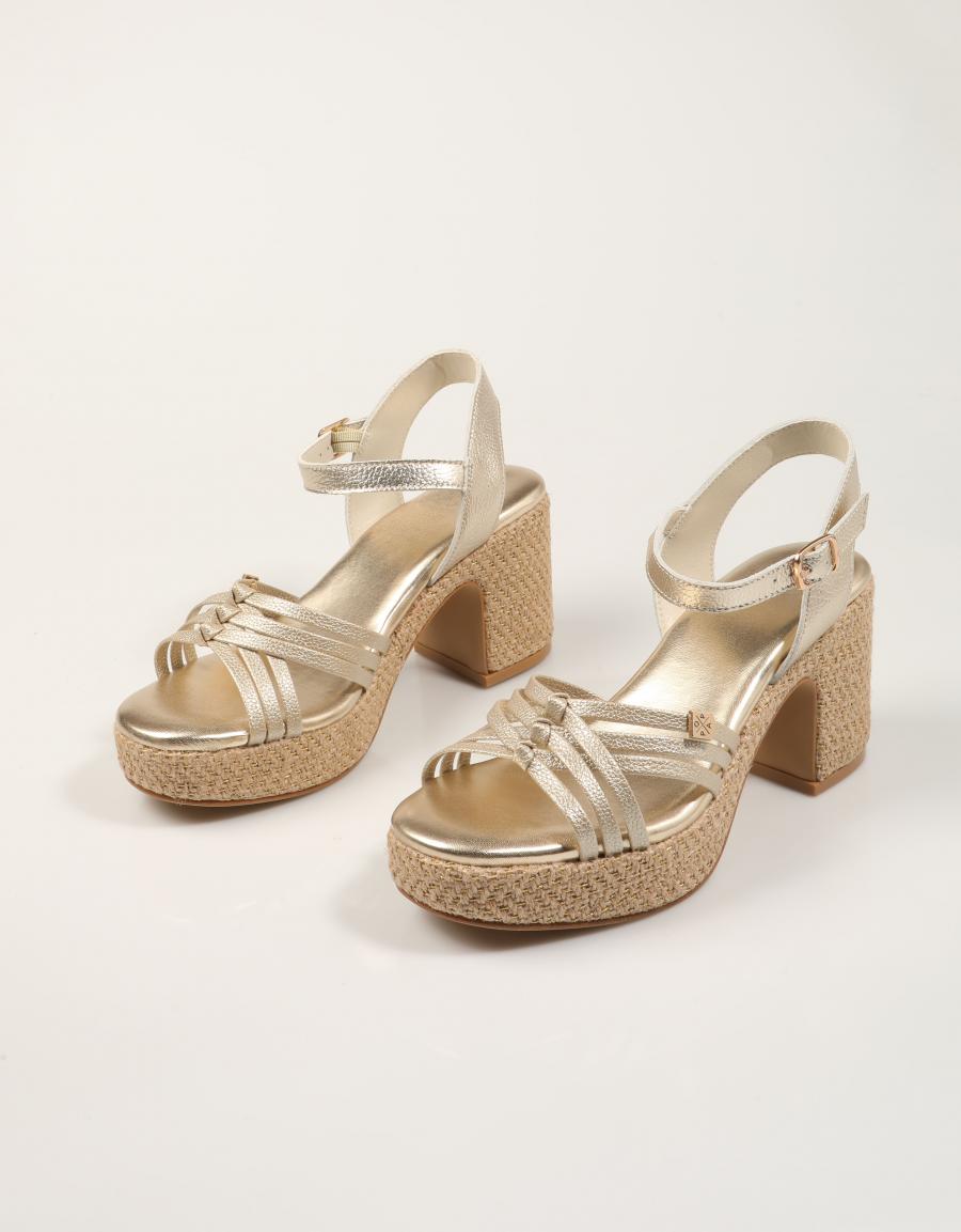 SANDALIAS POPA VALVAS LAMINADO ORO CT51701 en color Oro