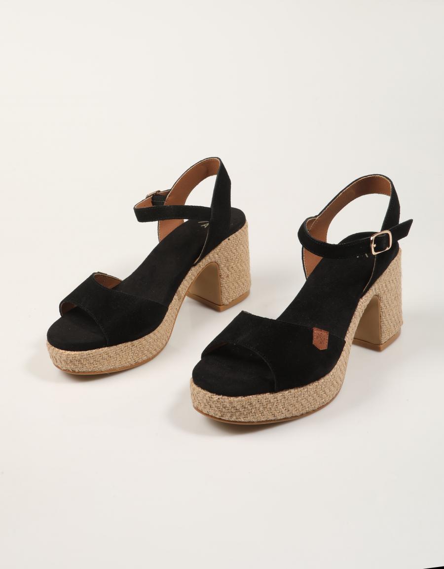 SANDALIAS POPA DAIRA SERRAJE NEGRO CT48003 en color Negro