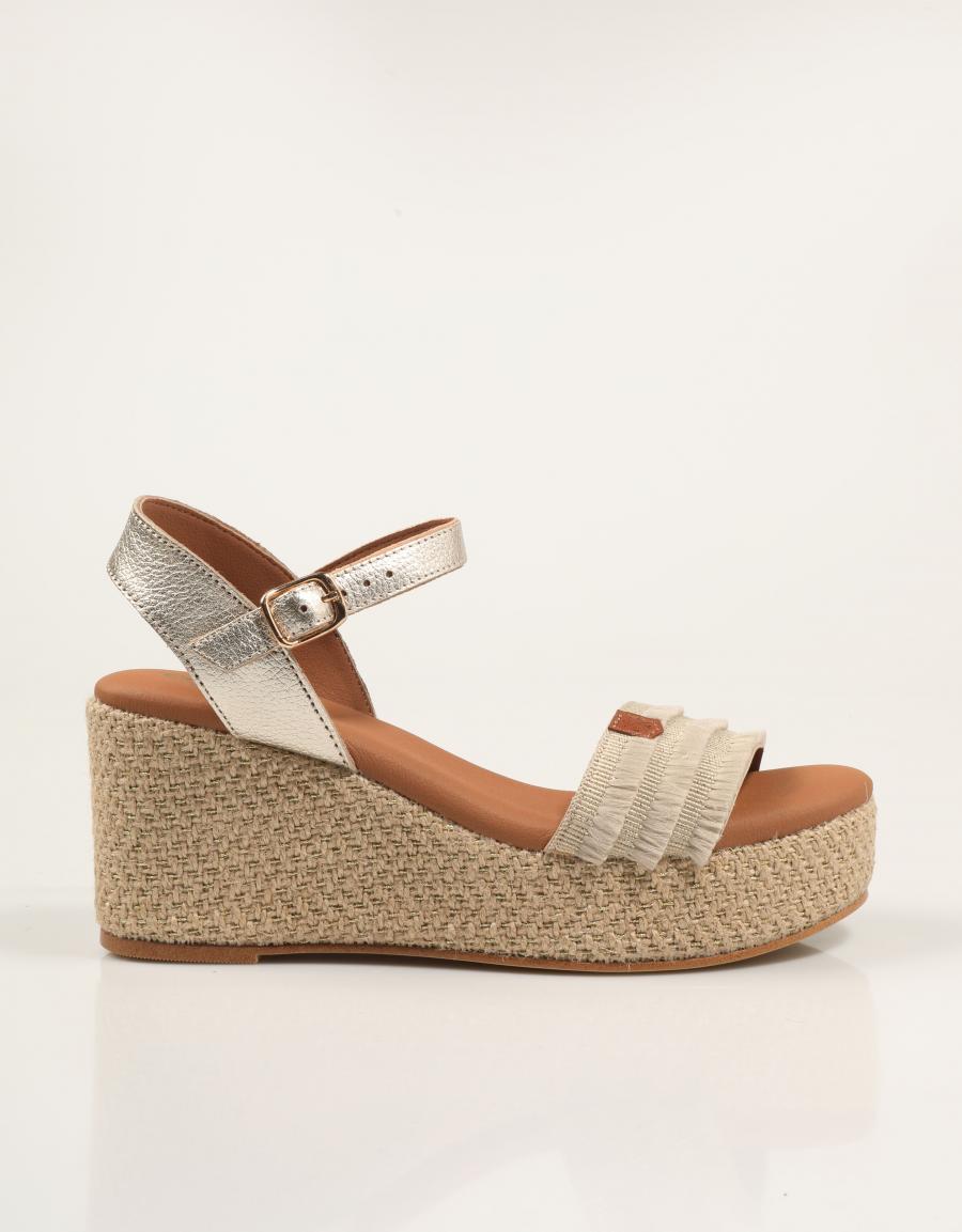 SANDALIAS POPA ARAMBOL FLECOS ORO CB40901 en color Oro
