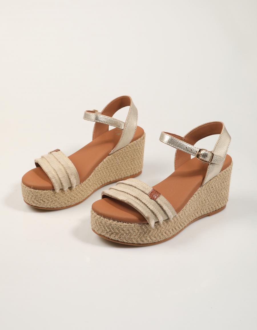 SANDALIAS POPA ARAMBOL FLECOS ORO CB40901 en color Oro
