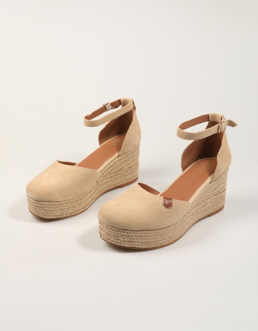 SANDALIAS POPA CANTALAR SERRAJE BEIGE CB43301 en color Beige