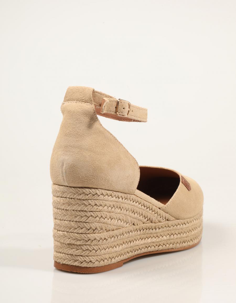 SANDALIAS POPA CANTALAR SERRAJE BEIGE CB43301 en color Beige