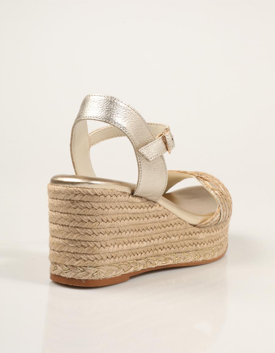 SANDALIAS POPA GARUA YUTE ORO CB48902 en color Oro