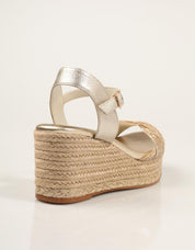 SANDALIAS POPA GARUA YUTE ORO CB48902 en color Oro