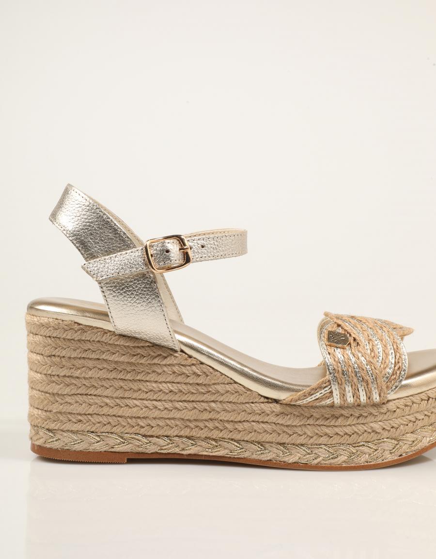 SANDALIAS POPA GARUA YUTE ORO CB48902 en color Oro