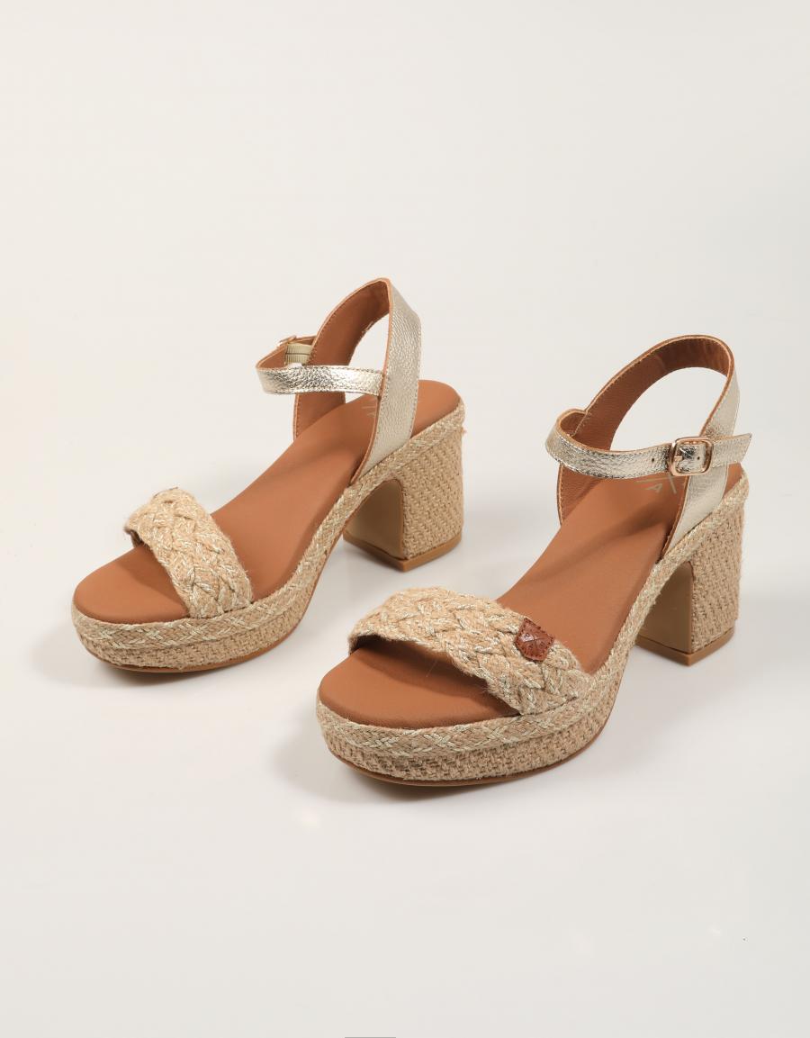 SANDALIAS POPA NERINA AMURA ORO CT49001 en color Oro