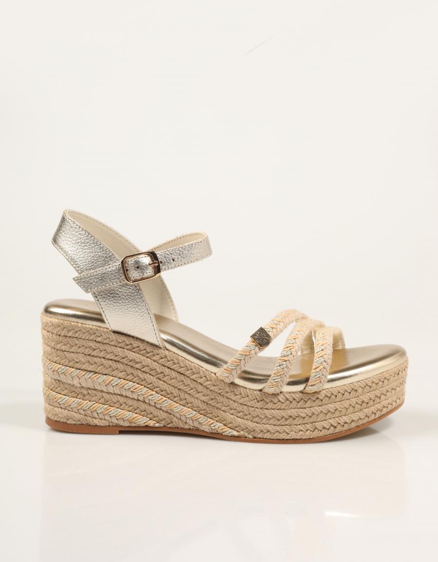 SANDALIAS POPA ALBANY CUERLAM ORO CB43601 en color Oro