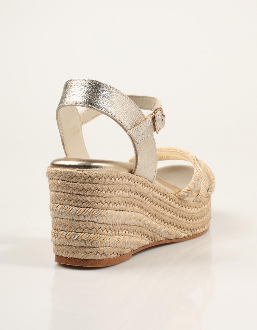 SANDALIAS POPA ALBANY CUERLAM ORO CB43601 en color Oro