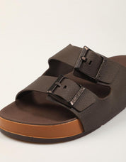 SANDALIAS CARTAGO PALA HEBILLAS BROWN en color Marron